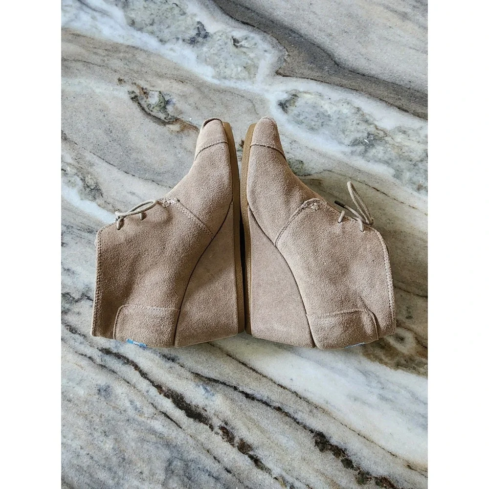 TOMS‎ Desert Wedge Ankle Booties Womens 8 Taupe Tan Suede Lace Up Chukka Boots